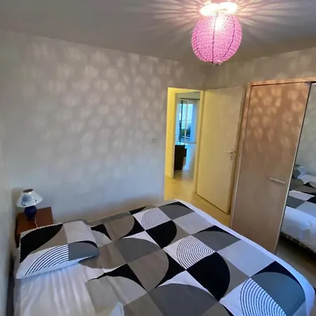 Nice 60M With Balcony In Aytre! Apartman